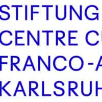 Fundación CCFA Karlsruhe | Situado en el corazón de Europa, en la frontera franco-alemana, la fundación sin ánimo de lucro Centre Culturel Franco-Allemand Karlsruhe (CCFA) se considera un mediador cultural y lingüístico. A través de proyectos artísticos, abordamos cuestiones culturales socialmente relevantes que preocupan a la Europa de hoy. Nuestro enfoque se extiende más allá de Francia hacia el mundo francófono, con especial atención a la geografía postcolonial del Sur Global.

(Marlène Rigler, 2019)

 