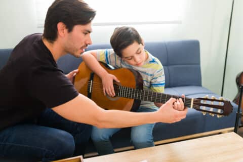 Gitar­ren­kurs für Kinder
