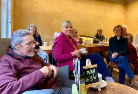 Futu­re Worlds Kafe