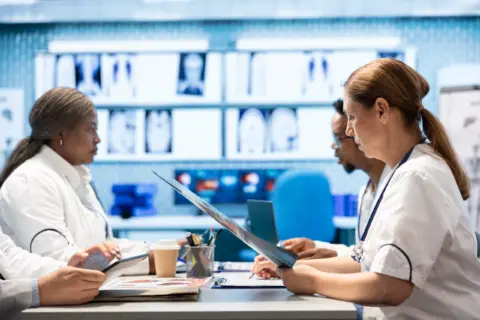 For­ma­ción para la cer­ti­fi­ca­ción de intér­pre­tes comu­ni­ta­rios en el ámbi­to sanitario